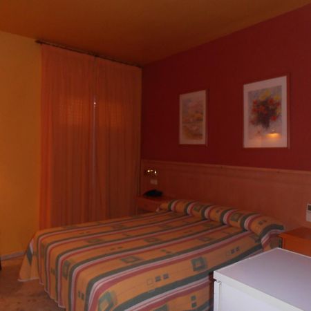 Hostal Carlos III El Ejido Bagian luar foto