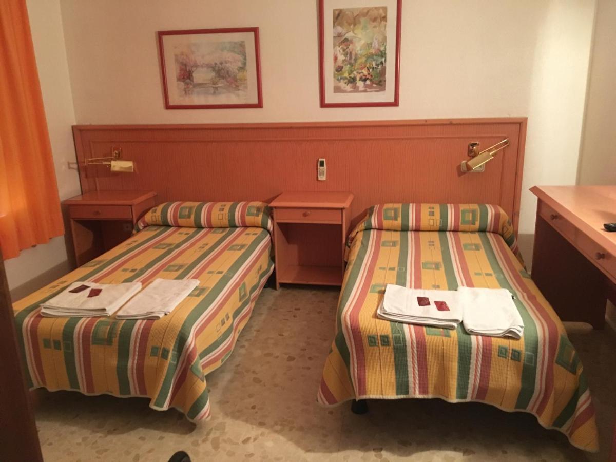 Hostal Carlos III El Ejido Bagian luar foto